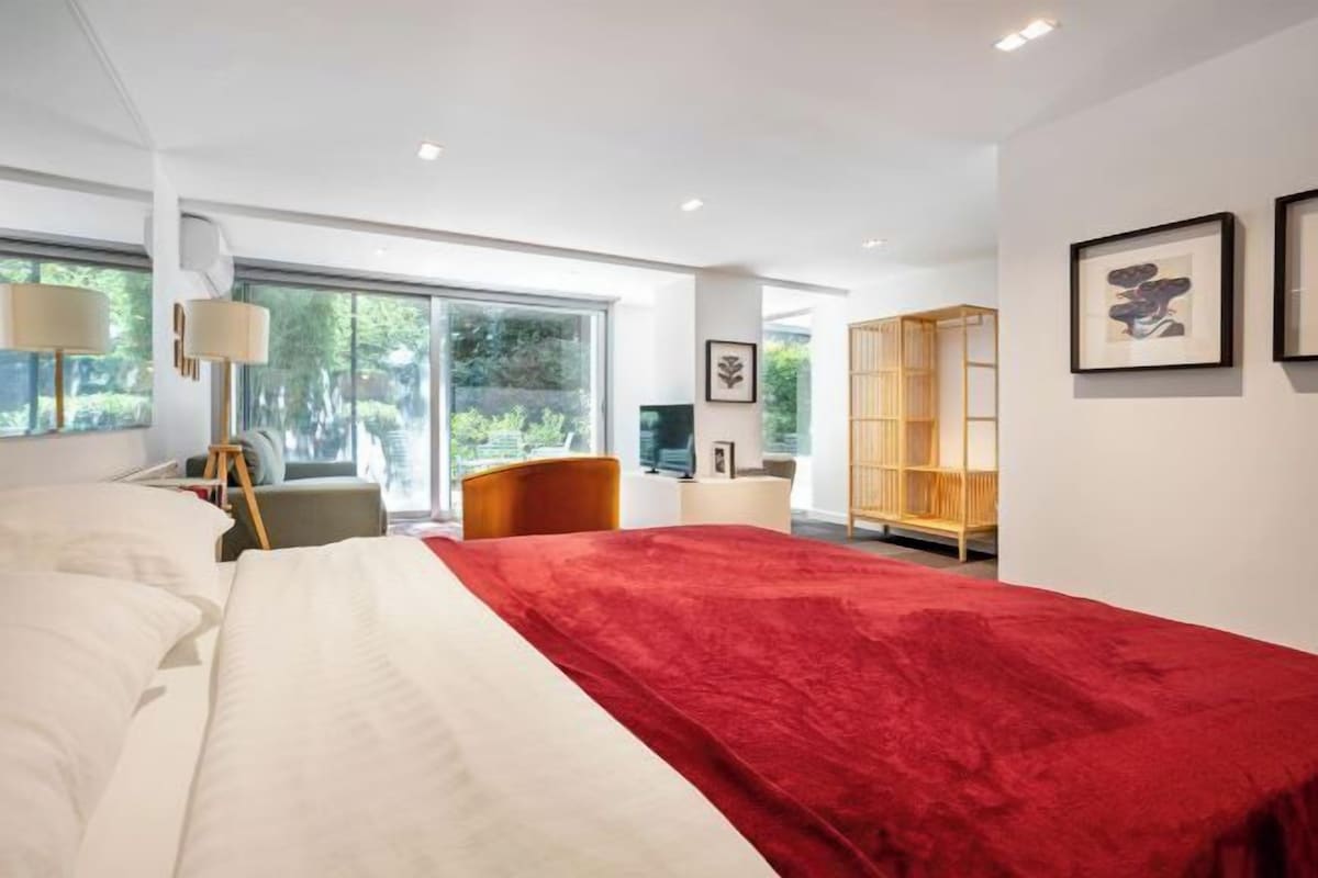 Cribs/infant beds