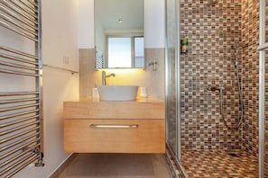 Cribs/infant beds