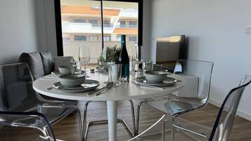 Apartment, 2 Bedrooms, Accessible, Smoking | Dining room