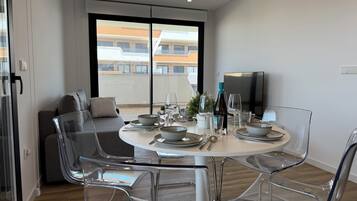 Apartment, 2 Bedrooms, Accessible, Smoking | Dining room