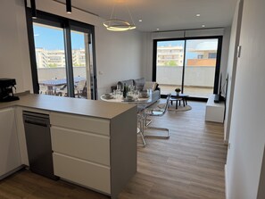 Apartment, 2 Bedrooms, Accessible, Smoking | Interior