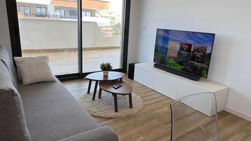 Apartment, 2 Bedrooms, Accessible, Smoking | Living room
