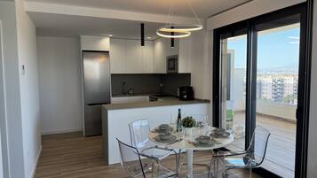 Apartment, 2 Bedrooms, Accessible, Smoking | Dining room