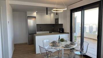 Apartment, 2 Bedrooms, Accessible, Smoking | Dining room