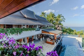 A modern hotel with a pool, outdoor seating, and a view of the ocean. - Villa ZeniMo, Surin Beach, pool, 9 BR 18 guests (Phuket)