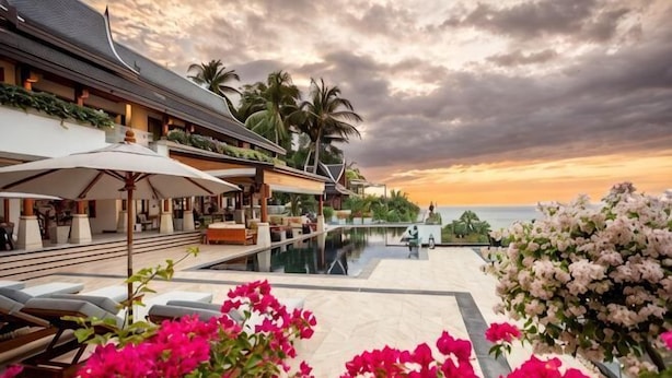 A resort with a pool, lounge chairs, and a sunset view. - Villa ZeniMo, Surin Beach, pool, 9 BR 18 guests (Phuket)