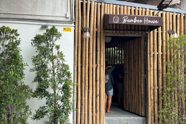 Exterior - 3 Bedrooms China Town, Rare to find 2 mins from MRT train (Bangkok)