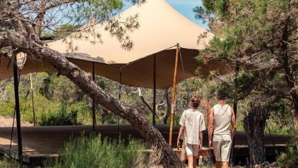 A tented area with a swing set, surrounded by trees and dry grass. - Hotel Five Flowers, member of Meliá Collection (Es Pujols)