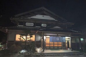 A traditional Japanese building with a tiled roof and a wooden entrance. - Japanese inn yuasarou (Nantan)