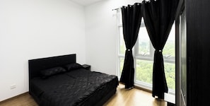 Condo Deluxe, 4 habitaciones, balcón, vista a la ciudad | Insonorización, tabla de planchar con plancha y wifi gratis