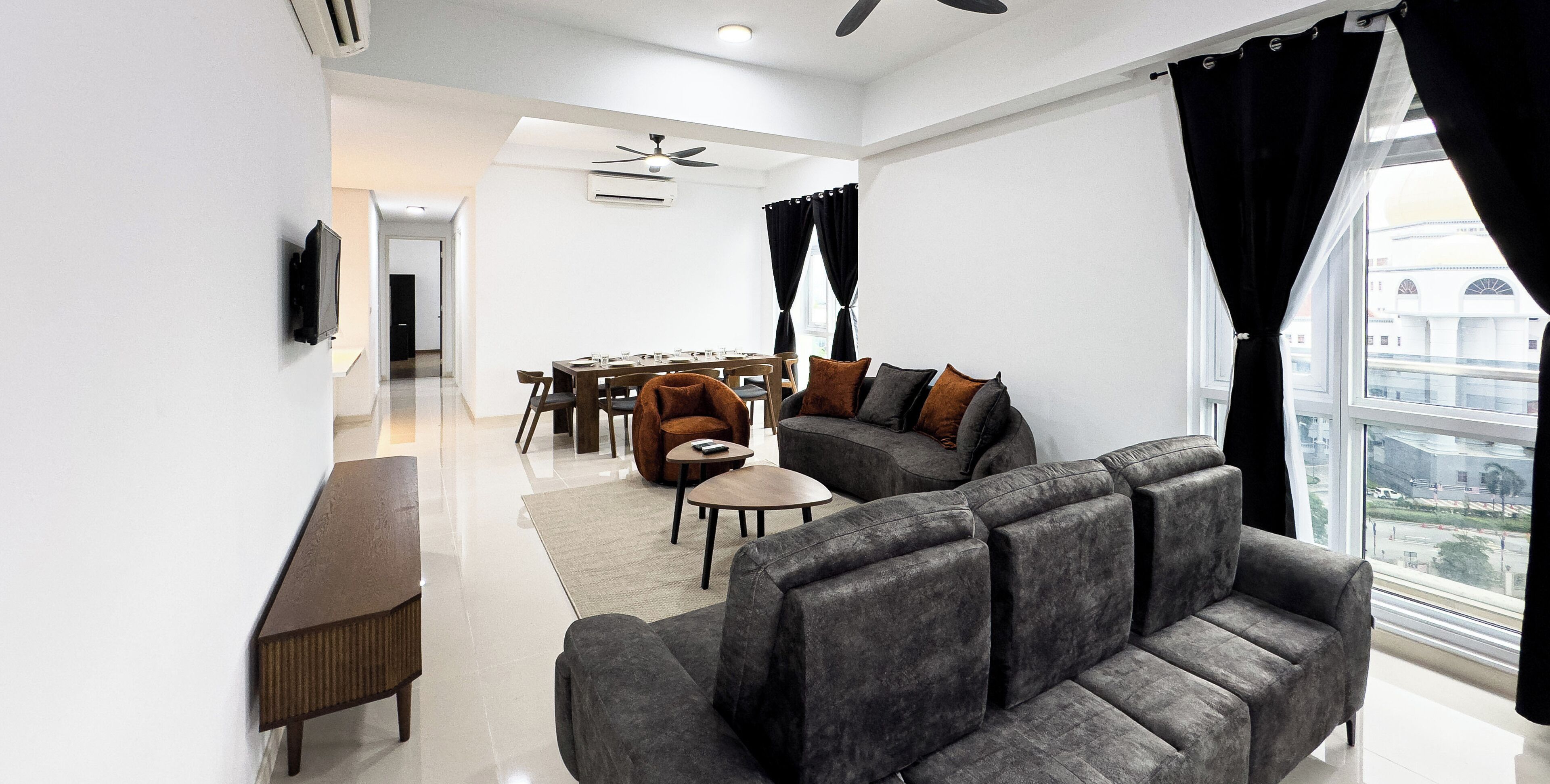 Deluxe Condo, 4 Bedrooms, Balcony, City View | Living area | 45-inch Smart TV with digital channels