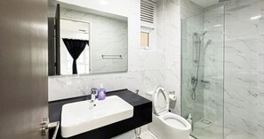 Deluxe-lejlighed - 4 soveværelser - balkon - byudsigt | Badeværelse | Bruser, gratis toiletartikler, hårtørrer, bidet