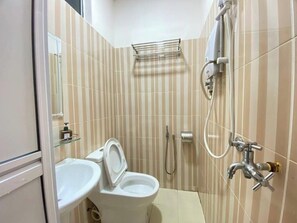 Regadera, toallas, jabón, shampoo 