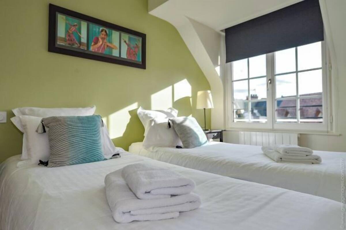 Cribs/infant beds