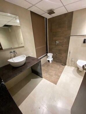 Deluxe Room | Bathroom | Bathtub, towels, soap, shampoo