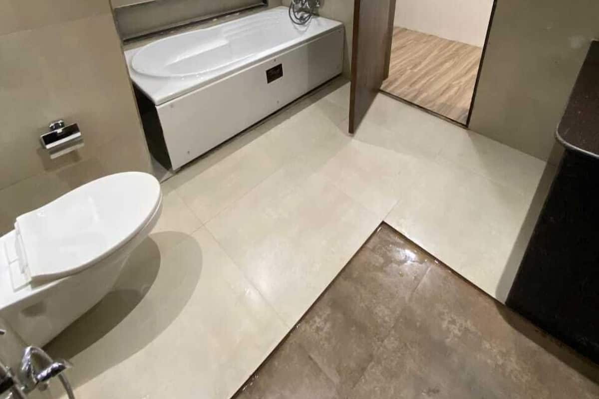 Suite | Bathroom | Bathtub, towels, soap, shampoo