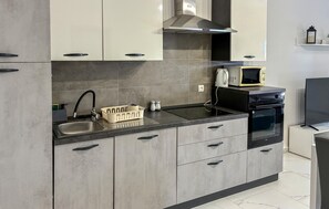 Fridge, oven, stovetop, coffee/tea maker