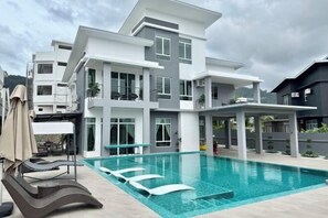 Outdoor pool - Private Pool Retreat, 6BR Langkawi Villa by Zervin (Langkawi)