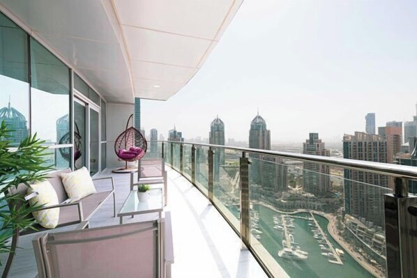 Property grounds - Magnificent Luxurious 3 BR Dubai Marina View (Dubai)