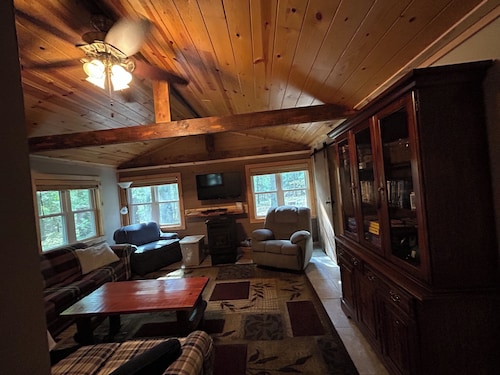 Quiet cabin in the woods just across from Pearl Lake.