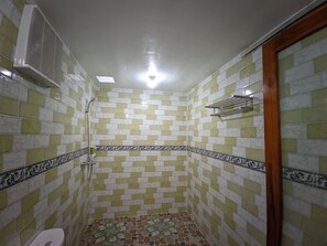 Comfort szoba kétszemélyes ággyal egy fő részére, kilátással a kertre | Fürdőszoba | Ingyenes piperecikkek, hajszárító, törölközők és szappan