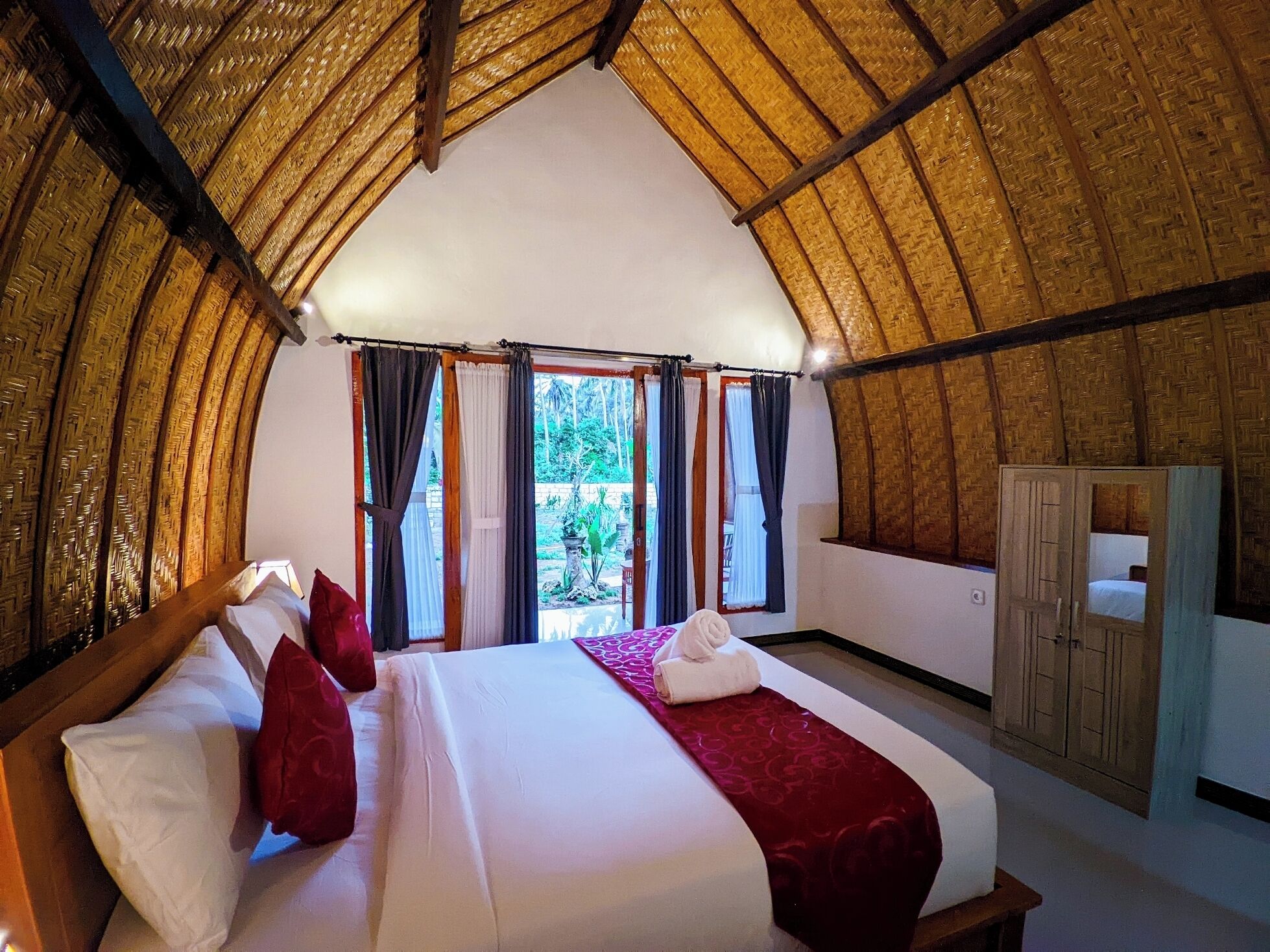 Quarto casal conforto de uso individual, vista para o jardim | Escrivaninha, espaço de trabalho para notebook, Wi-Fi de cortesia