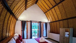 A room with a bed, curtains, and a wardrobe. - Nusa Pelangi Bungalow (Penida Island)