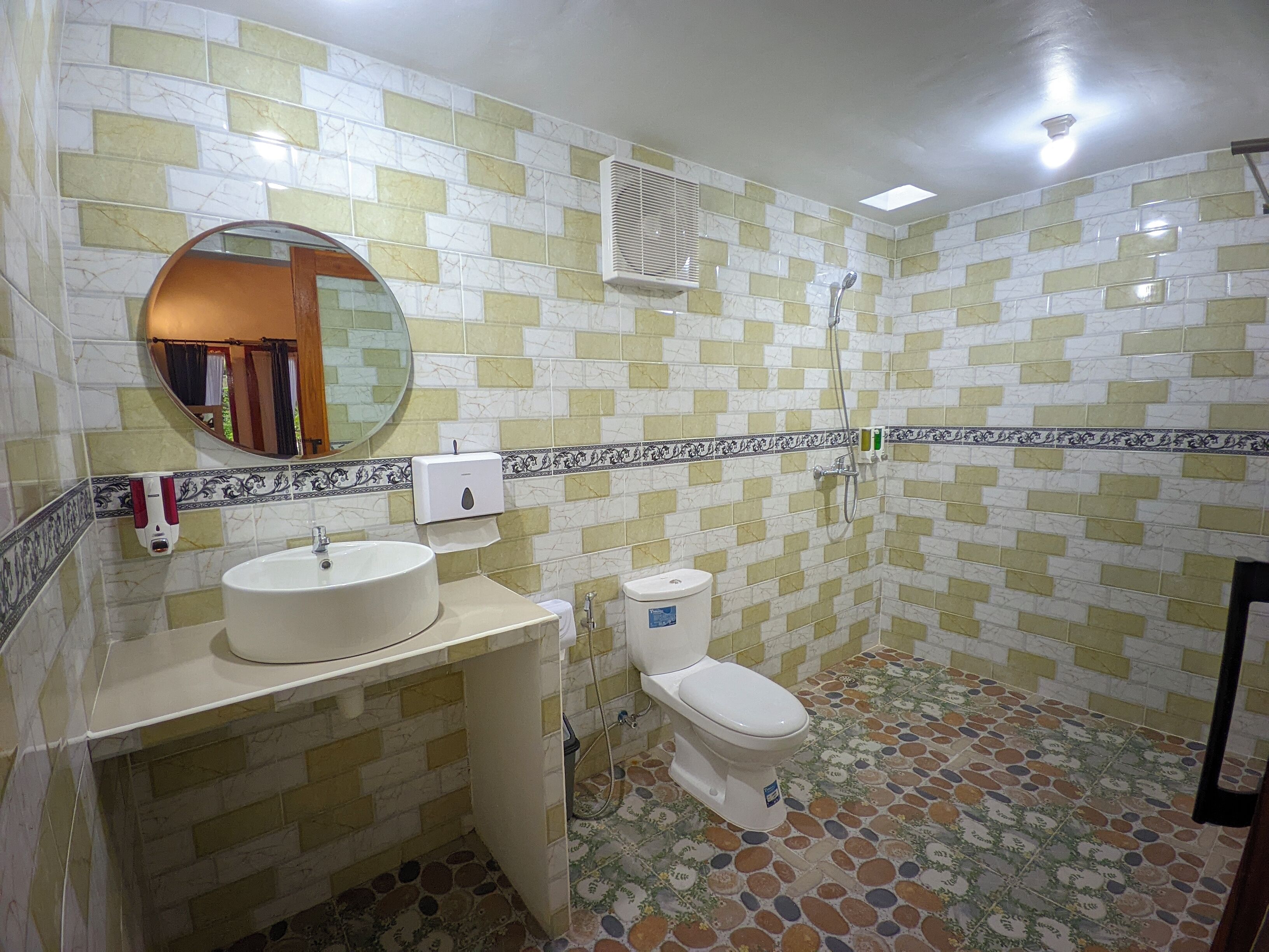 Quarto casal conforto de uso individual, vista para o jardim | Banheiro | Produtos de toalete grátis, secador de cabelo (mediante solicitação)