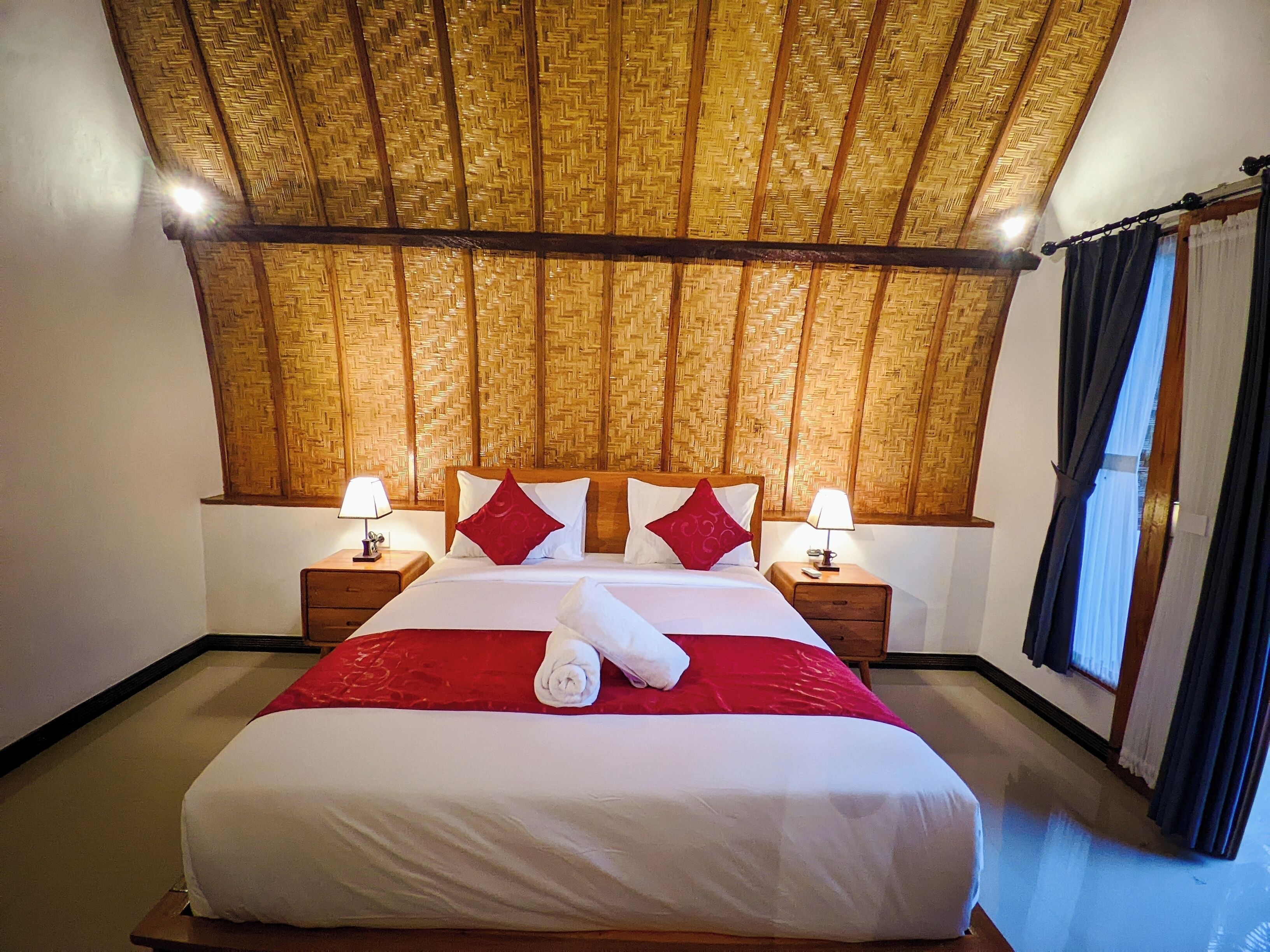 Quarto casal conforto de uso individual, vista para o jardim | Escrivaninha, espaço de trabalho para notebook, Wi-Fi de cortesia