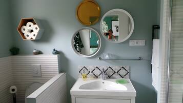 Shower, hair dryer, towels