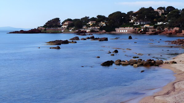 Beach nearby - Bed and Breakfast 'Jungle' with Shared Pool, Wi-Fi and Air Conditioning (Saint-Raphaël)