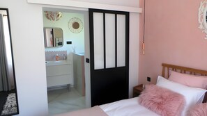 1 bedroom, iron/ironing board, WiFi, bed sheets - Bed and Breakfast 'Jungle' with Shared Pool, Wi-Fi and Air Conditioning (Saint-Raphaël)