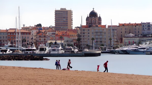 بالقرب من الشاطئ