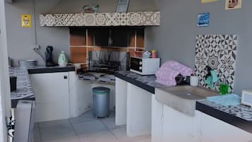 Een microgolfoven, een koffiezetapparaat/waterkoker, een waterkoker