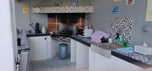 Microwave, coffee/tea maker, electric kettle, toaster - Bed and Breakfast 'Jungle' with Shared Pool, Wi-Fi and Air Conditioning (Saint-Raphaël)