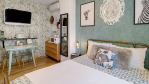 A bedroom with a bed, a desk, a dresser, and a mirror. - 'Jungle' Guest Room with Shared Pool, Wi-Fi, and Air Conditioning (Saint-Raphaël)