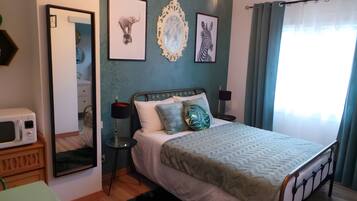 Iron/ironing board, WiFi, bed sheets