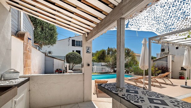A covered outdoor area with a pool, lounge chairs, and a pergola. - 'Jungle' Guest Room with Shared Pool, Wi-Fi, and Air Conditioning (Saint-Raphaël)