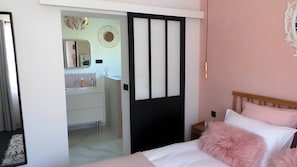 1 bedroom, iron/ironing board, WiFi, bed sheets - Bed and Breakfast 'Pink Suite' with Shared Pool, Wi-Fi and Air Conditioning (Saint-Raphaël)