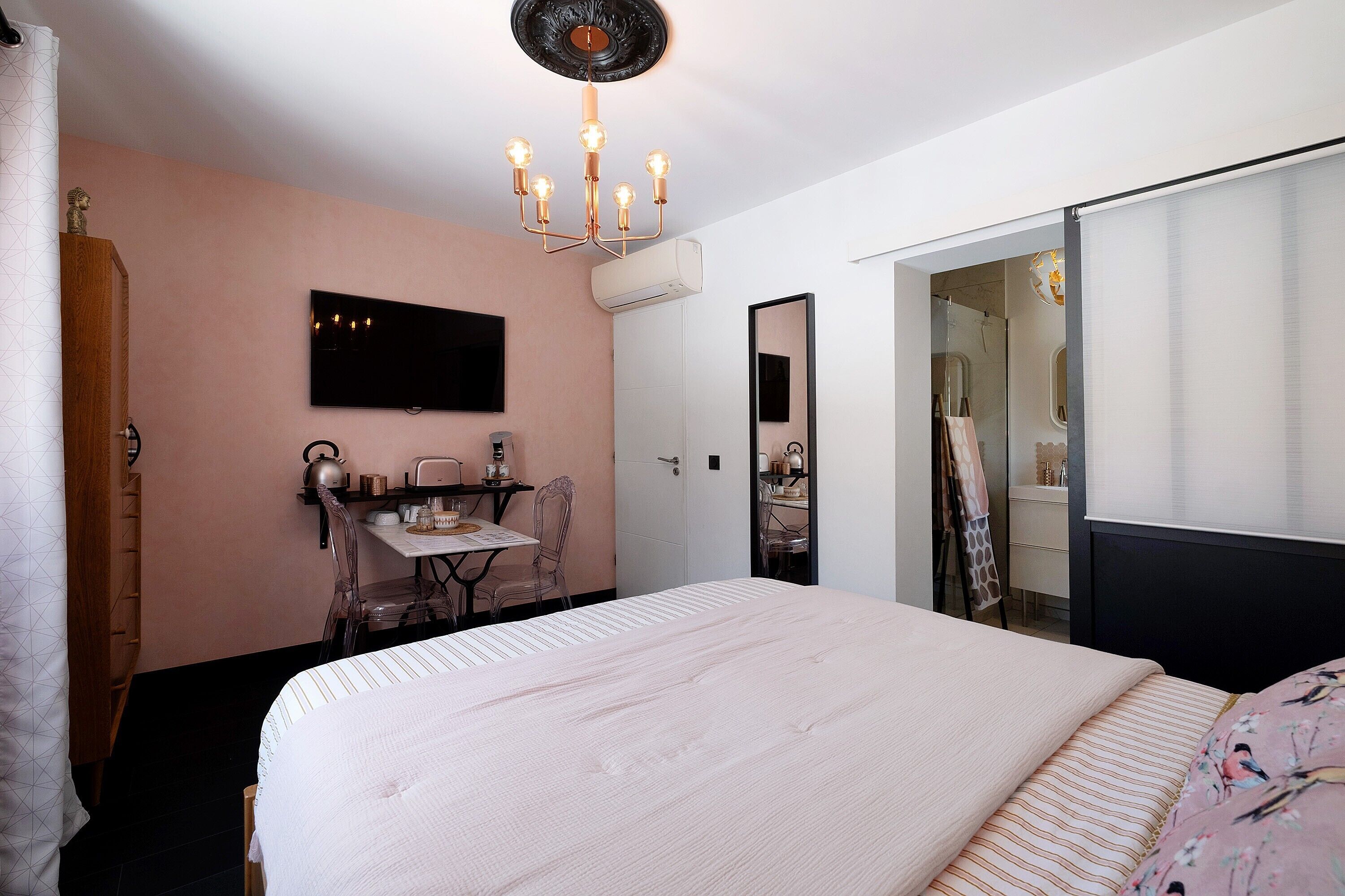 1 chambre, fer et planche à repasser, Wi-Fi, draps fournis