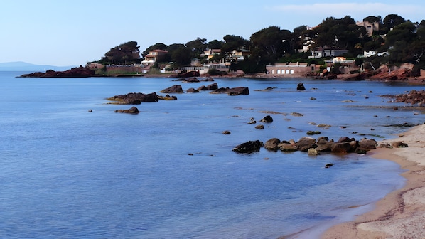 Beach nearby - Bed and Breakfast 'Pink Suite' with Shared Pool, Wi-Fi and Air Conditioning (Saint-Raphaël)