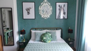 1 bedroom, iron/ironing board, WiFi, bed sheets - Bed and Breakfast 'Pink Suite' with Shared Pool, Wi-Fi and Air Conditioning (Saint-Raphaël)