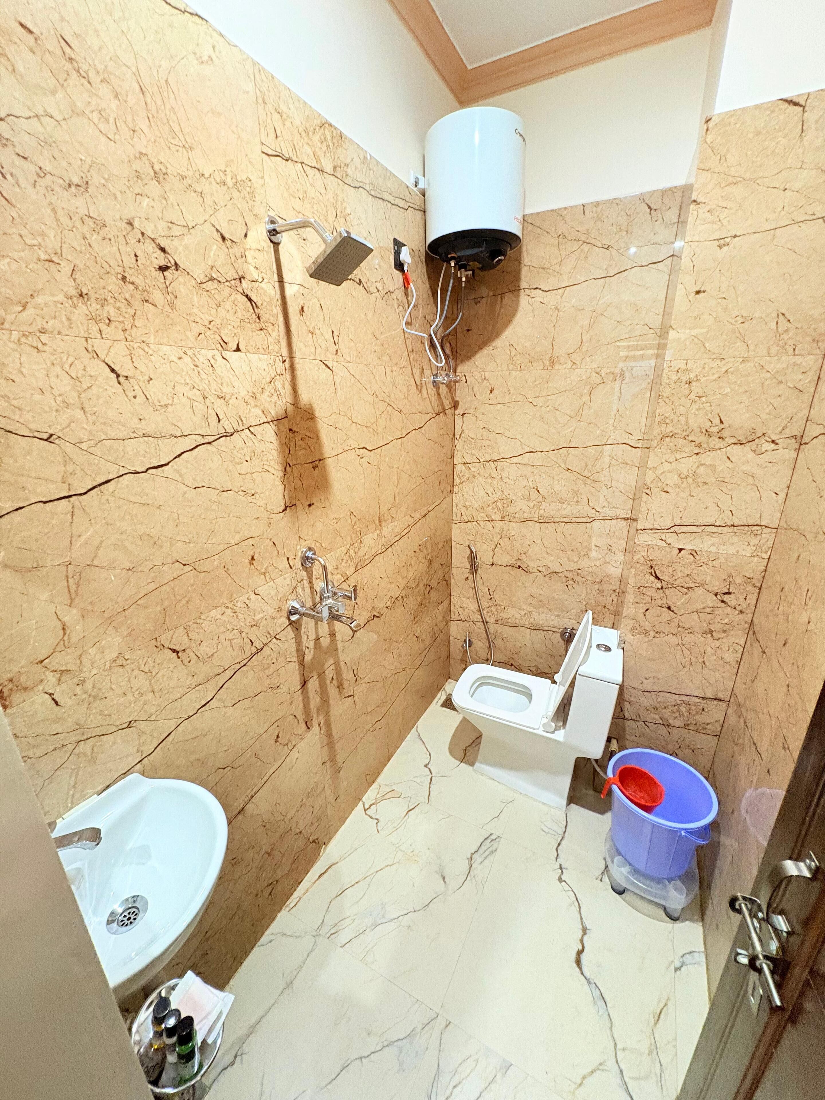 Une salle de bain équipée de toilettes, d’un bidet et d’un lavabo.