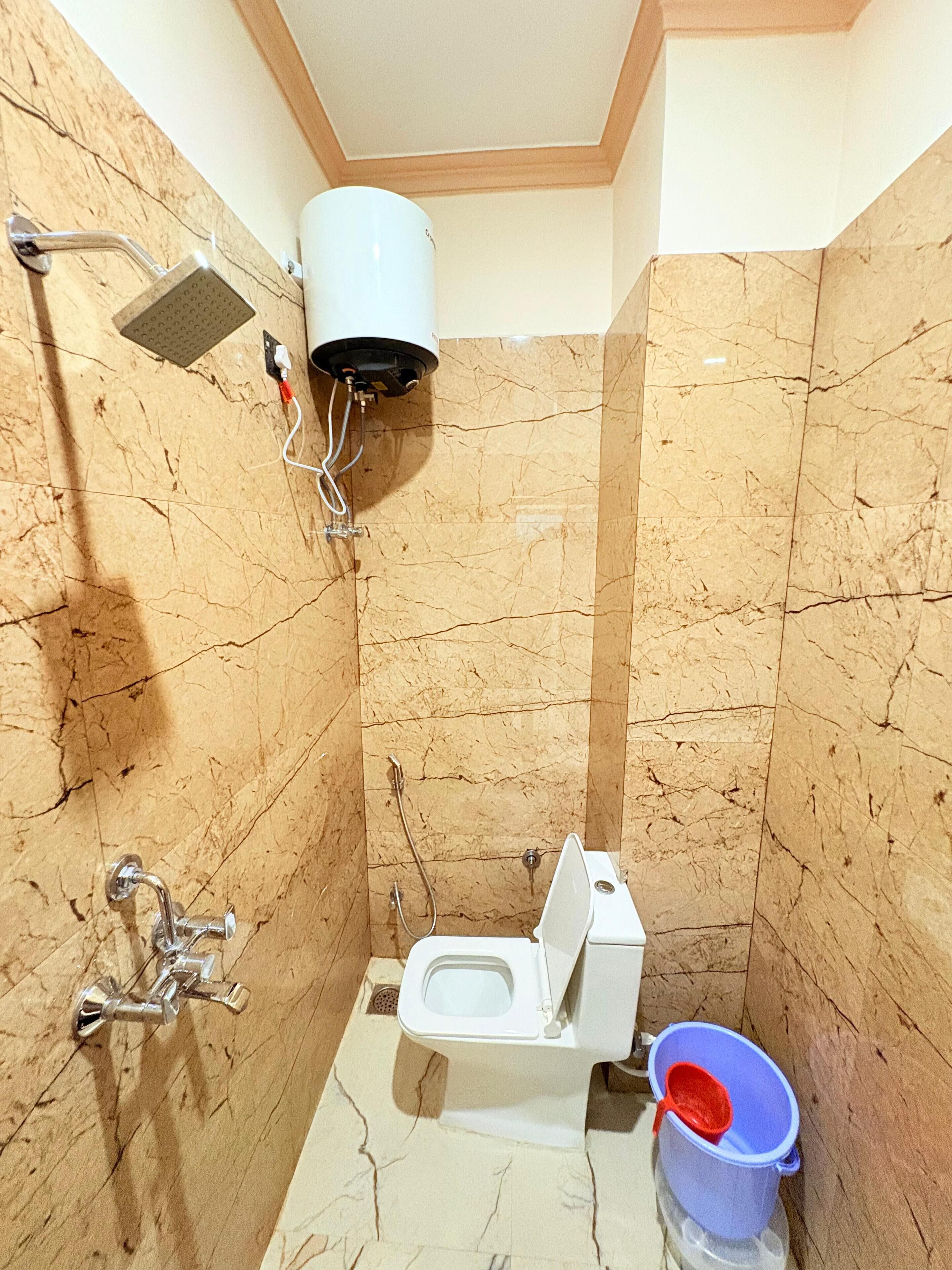 Basic-rum - utsikt mot staden | Badrum | Dusch, handdukar, tvål och schampo