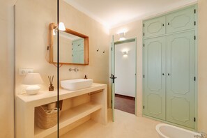 Douche, sèche-cheveux, serviettes fournies
