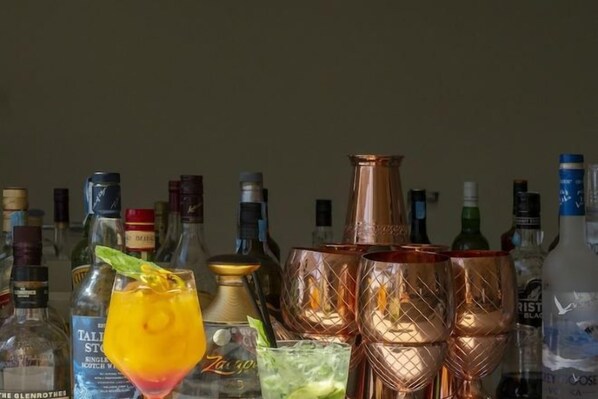 Zona de bar amb diverses ampolles i vasos.