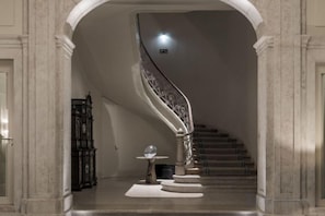 Una imponente escalera con barandilla decorativa que conduce a un nivel superior.