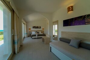 Une chambre d’hôtel avec un lit, un canapé, un bureau et un tableau au mur.