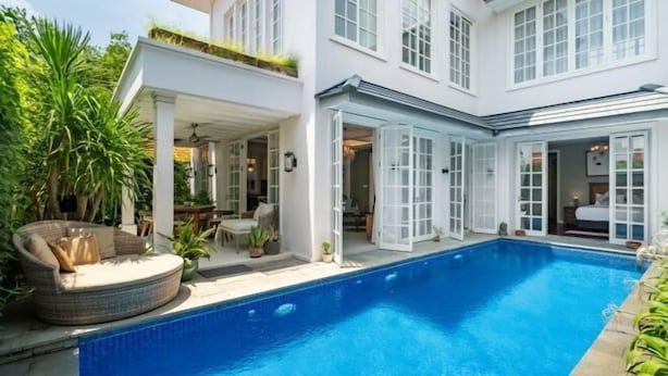 A two-story house with a swimming pool, a covered patio, and a garden area. - Viki Nest by SooBali 4BR (Bali)