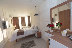 مكواة/لوح كي وخدمة الإنترنت وملاءات أسرّة